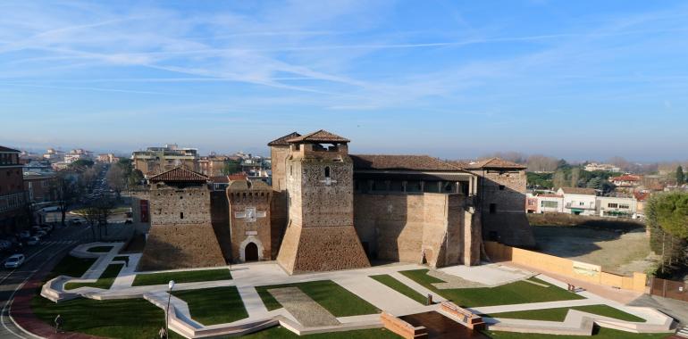 Antico castello in città con cielo azzurro.